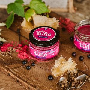 Rāmriti Upeņu medus suflē - Blackcurrant creamed honey